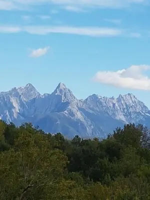 Vista generica sulle montagne o vista sulle montagne dall'interno dell'agriturismo