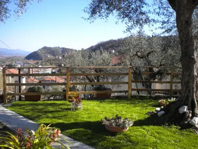 Vista generica sulle montagne o vista sulle montagne dall'interno della casa vacanze