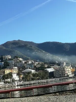 Vista generica sulle montagne o vista sulle montagne dall'interno dell'appartamento