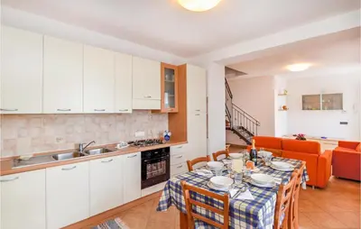 Cucina o angolo cottura di Cozy Apartment In Localitabracco Ge