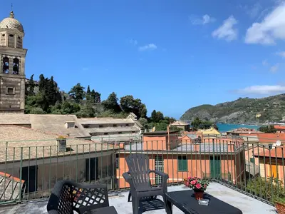 Vista generica sulle montagne o vista sulle montagne dall'interno dell'appartamento