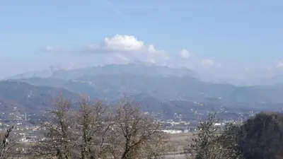 Vista generica sulle montagne o vista sulle montagne dall'interno dell'affittacamere