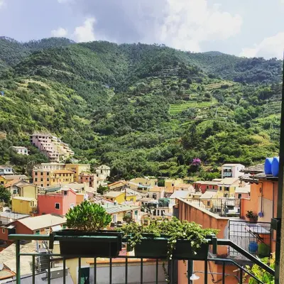 Vista generica sulle montagne o vista sulle montagne dall'interno dell'affittacamere