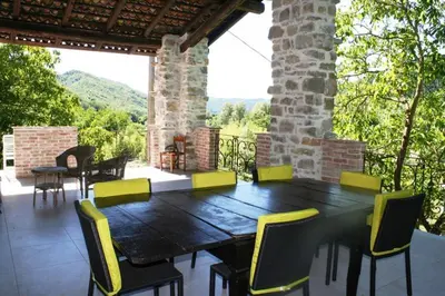 Vista generica sulle montagne o vista sulle montagne dall'interno dell'agriturismo