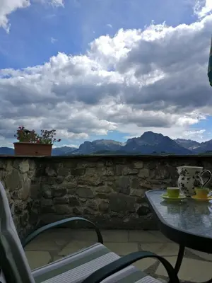 Vista generica sulle montagne o vista sulle montagne dall'interno dell'agriturismo