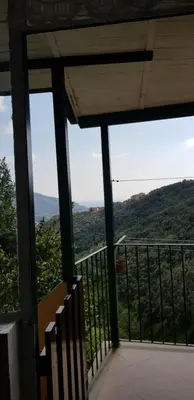 Vista generica sulle montagne o vista sulle montagne dall'interno dell'affittacamere
