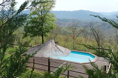 Vista generica sulle montagne o vista sulle montagne dall'interno della casa vacanze