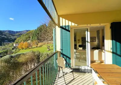 Vista generica sulle montagne o vista sulle montagne dall'interno della casa vacanze