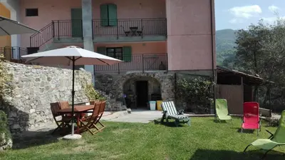 Vista generica sulle montagne o vista sulle montagne dall'interno dell'appartamento