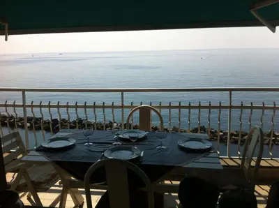 Vista generica sul mare o vista sul mare dall'interno dell'appartamento