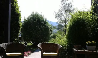 Vista generica sulle montagne o vista sulle montagne dall'interno del bed & breakfast