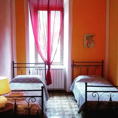 Letto o letti in una camera di Ca Giulietto Antico Casale in Lunigiana