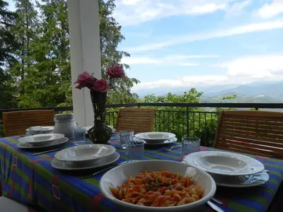Vista generica sulle montagne o vista sulle montagne dall'interno della casa vacanze