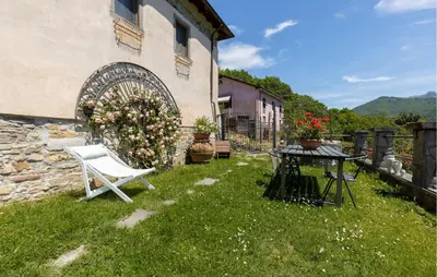 Vista generica sulle montagne o vista sulle montagne dall'interno della casa vacanze