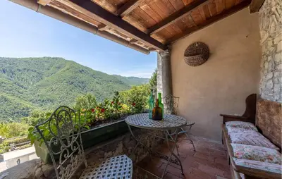 Vista generica sulle montagne o vista sulle montagne dall'interno della casa vacanze