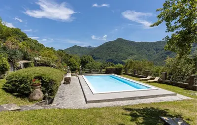 Vista generica sulle montagne o vista sulle montagne dall'interno della casa vacanze