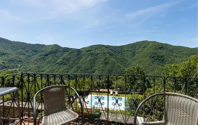 Vista generica sulle montagne o vista sulle montagne dall'interno dell'appartamento