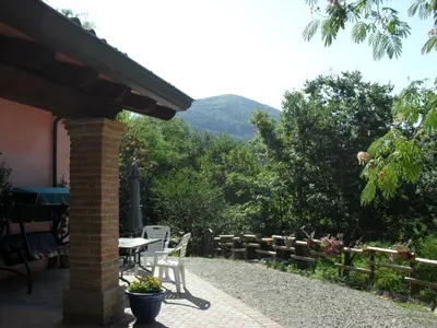 Vista generica sulle montagne o vista sulle montagne dall'interno del bed & breakfast