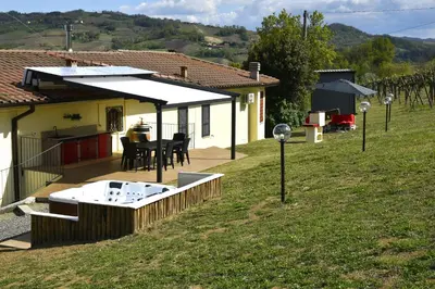 Vista generica sulle montagne o vista sulle montagne dall'interno dell'appartamento