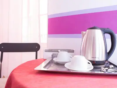 Set per la preparazione di tè e caffè presso I Coralli rooms & apartments