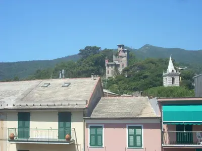 Vista generica sulle montagne o vista sulle montagne dall'interno dell'hotel