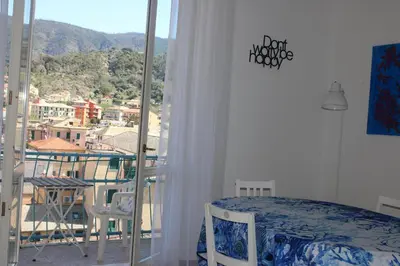 Vista generica sulle montagne o vista sulle montagne dall'interno dell'appartamento