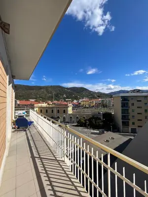 Vista generica sulle montagne o vista sulle montagne dall'interno dell'appartamento