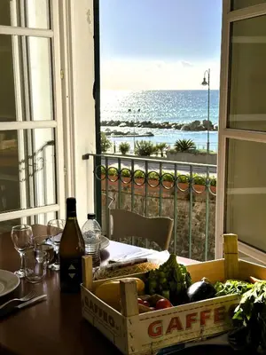 Vista generica sul mare o vista sul mare dall'interno dell'appartamento