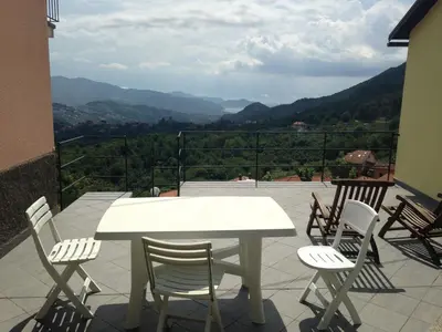 Vista generica sulle montagne o vista sulle montagne dall'interno della casa vacanze