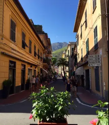 Vista generica sulle montagne o vista sulle montagne dall'interno dell'appartamento