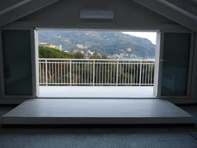 Vista generica sulle montagne o vista sulle montagne dall'interno dell'appartamento