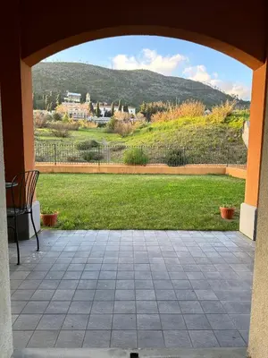 Vista generica sulle montagne o vista sulle montagne dall'interno dell'appartamento