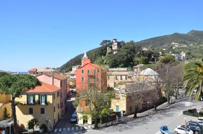 Vista generica sulle montagne o vista sulle montagne dall'interno dell'aparthotel
