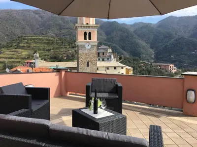Vista generica sulle montagne o vista sulle montagne dall'interno dell'appartamento