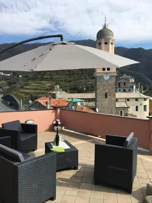 Vista generica sulle montagne o vista sulle montagne dall'interno dell'appartamento
