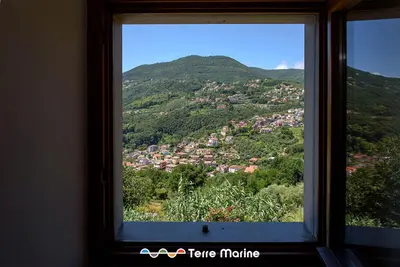 Vista generica sulle montagne o vista sulle montagne dall'interno dell'affittacamere