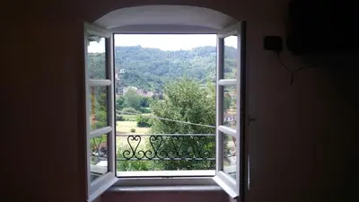 Vista generica sulle montagne o vista sulle montagne dall'interno dell'appartamento