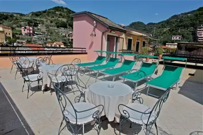Vista generica sulle montagne o vista sulle montagne dall'interno dell'hotel