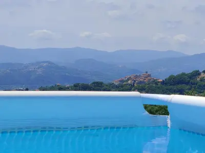 Vista generica sulle montagne o vista sulle montagne dall'interno della casa vacanze