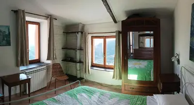 Letto o letti in una camera di CASA LORENZO SULLE COLLINE DI LEVANTO e VICINO ALLE CINQUETERRE LT-0620