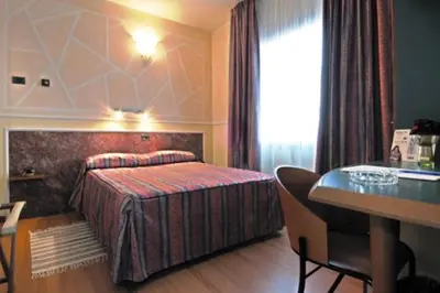 Letto o letti in una camera di Hotel Alexander