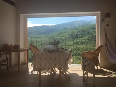 Vista generica sulle montagne o vista sulle montagne dall'interno del bed & breakfast
