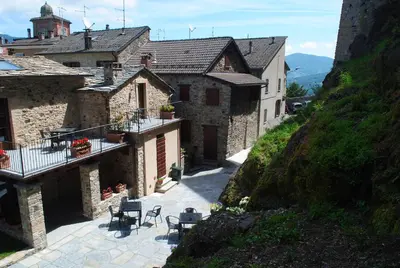 Vista generica sulle montagne o vista sulle montagne dall'interno dell'hotel