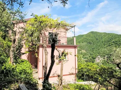 Vista generica sulle montagne o vista sulle montagne dall'interno della casa vacanze