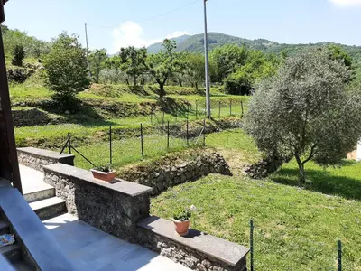Vista generica sulle montagne o vista sulle montagne dall'interno della casa vacanze