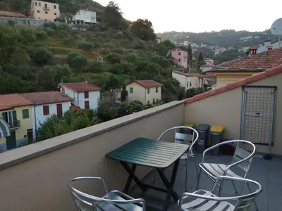 Vista generica sulle montagne o vista sulle montagne dall'interno dell'appartamento