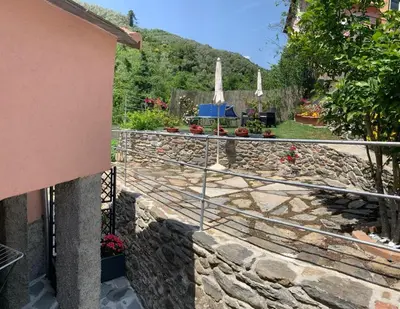 Vista generica sulle montagne o vista sulle montagne dall'interno dell'affittacamere