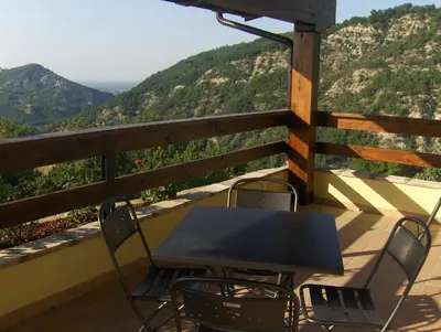 Vista generica sulle montagne o vista sulle montagne dall'interno of country house