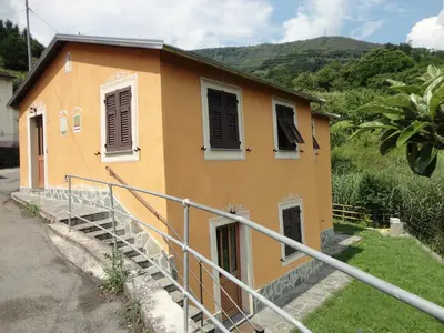 Vista generica sulle montagne o vista sulle montagne dall'interno della casa vacanze