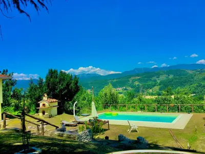 Vista generica sulle montagne o vista sulle montagne dall'interno of country house